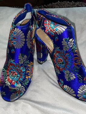 Rouge Helium Blue Floral Embroidered Peep-Toe Block Heels